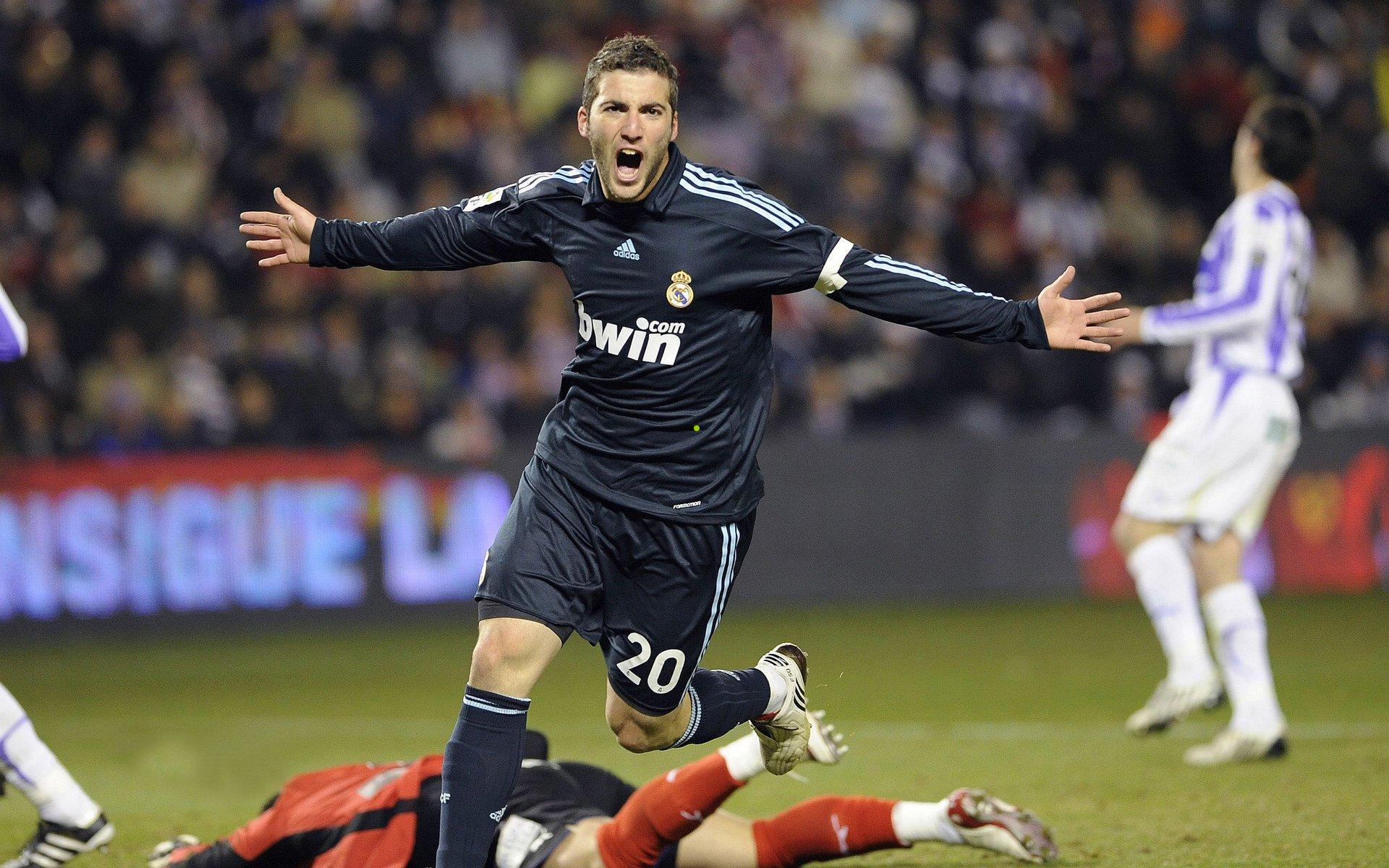 国际媒体评选德国足球历史最佳十一人，诺伊尔镇守龙门，克洛泽与盖德联袂锋线